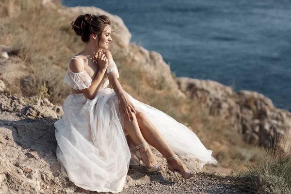 Piękna Panna Młoda Stoi Klifie Nad Morzem Efektownej Białej Sukni — Zdjęcie stockowe