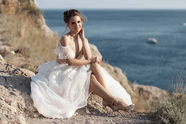 Krásná Nevěsta Stojí Útesu Nad Mořem Okouzlujícím Bílém Svatební Šaty — Stock fotografie