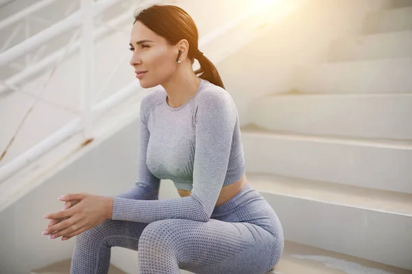 Kobieta fitness w pięknym stylu na białym tle — Zdjęcie stockowe