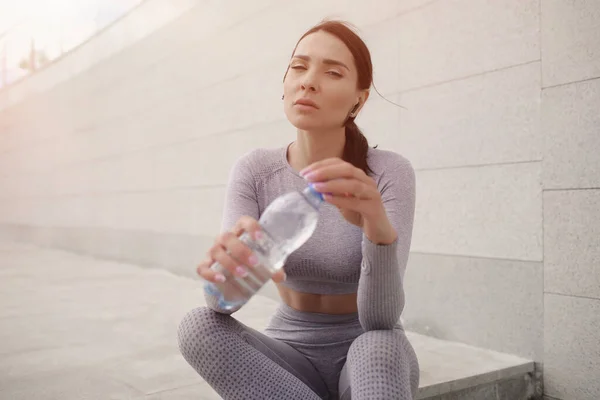 Mujer fitness en hermoso estilo con agua — Foto de Stock