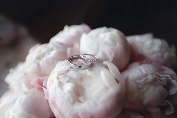 Anillos de boda en peonías flores macro de cerca. Joyas y gemas — Foto de Stock