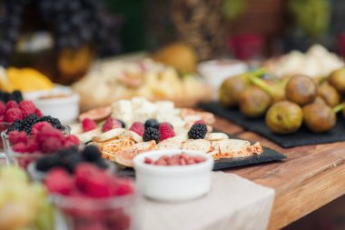 Düğün yemek şirketi kapalı kapılar ardında. Düğün kutlamalarında açık büfede yemek
