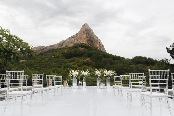 Prachtige decoraties op bruiloft ceremonie buiten. natuur achtergrond — Stockfoto