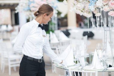 Bayan garson düğün masasını servis ediyor. Kutlama. Düğün. Yüksek kalite fotoğraf