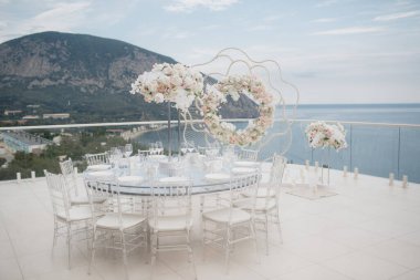 Açık havada düğün töreni için güzel dekorasyonlar. Doğa geçmişi. Yüksek kalite fotoğraf