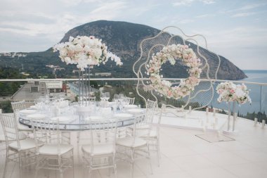 Açık havada düğün töreni için güzel dekorasyonlar. Doğa geçmişi. Yüksek kalite fotoğraf