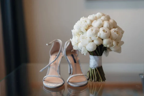 Hermoso Ramo Boda Fresco Con Zapatos Novia Foto Alta Calidad —  Fotos de Stock