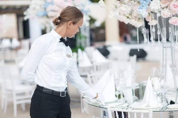 Woman Waitress Serve Wedding Table Celebration Wedding High Quality Photo — Stock Photo, Image