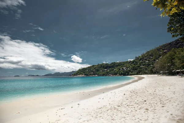 Beautiful Seychelles Island Ocean Shore White Sand Blue Sky High — Stock Photo, Image