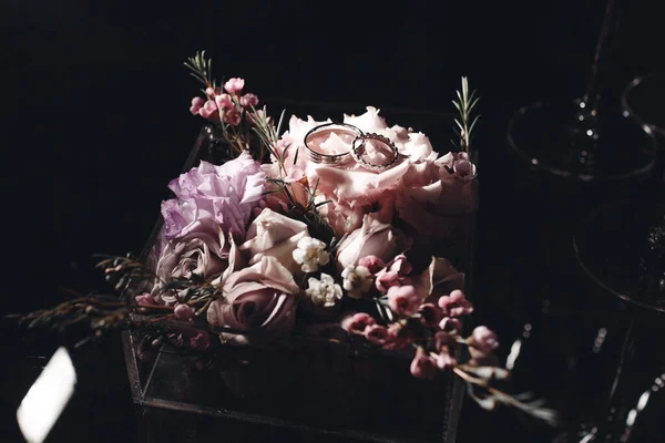 Obrączki Zamykają Zdjęcie Pudełku Kwiatami Wysokiej Jakości Zdjęcie — Zdjęcie stockowe