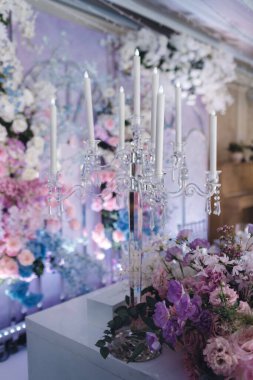 Açık havada düğün töreni için güzel dekorasyonlar. Doğa geçmişi. Yüksek kalite fotoğraf