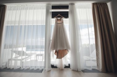 Gelin sabahı. İçerideki pencerede gelinlik var. Yüksek kalite fotoğraf