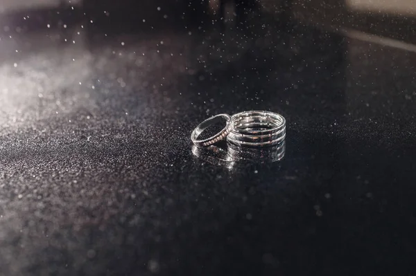 Primer Plano Dorado Sobre Fondo Negro Acompañante Anillos Boda — Foto de Stock