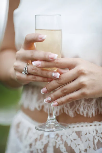 結婚式とシャンパンとの婚約指輪 スパークリングワインのグラスで女性の手 高品質の写真 — ストック写真