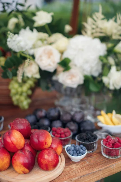 Weselny Catering Zewnątrz Bliska Jedzenie Formie Bufetu Uroczystość Weselną Wysokiej — Zdjęcie stockowe