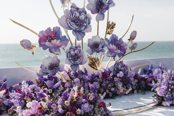 Prachtige Decoraties Bruiloft Ceremonie Buiten Natuur Achtergrond Hoge Kwaliteit Foto — Stockfoto