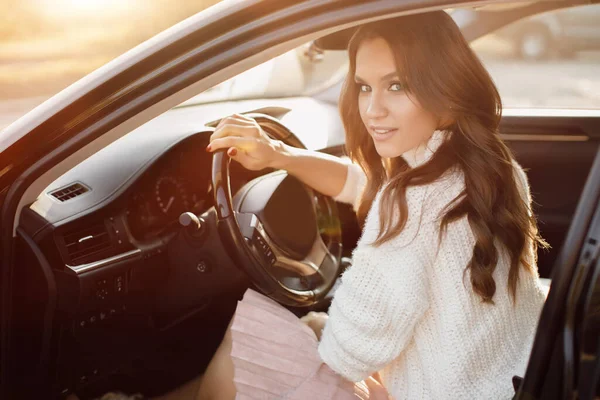 Mulher bonita sentada no carro — Fotografia de Stock