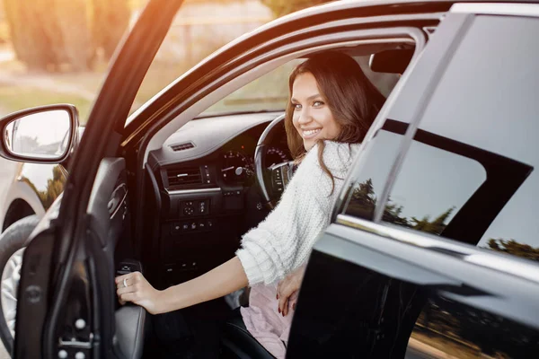 Söt ung kvinna sitter i bilen — Stockfoto