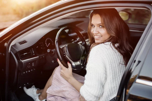 Mulher bonita sentada no carro — Fotografia de Stock