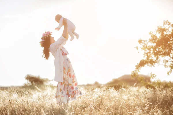 Mãe feliz com bebê recém-nascido menino ao ar livre — Fotografia de Stock