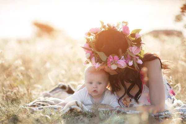 Madre feliz con bebé recién nacido niño al aire libre — Foto de Stock