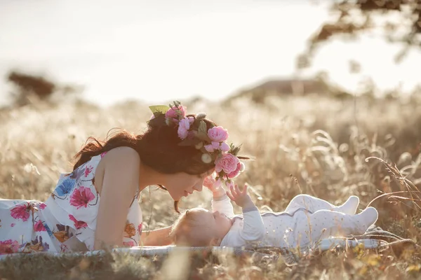 Madre feliz con bebé recién nacido niño al aire libre —  Fotos de Stock