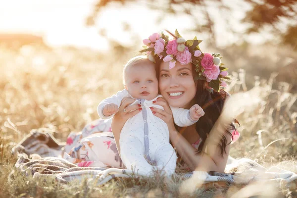 Gelukkig moeder met pasgeboren baby jongen outdoor — Stockfoto