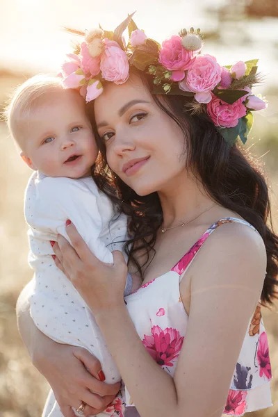 Mãe feliz com bebê recém-nascido menino ao ar livre — Fotografia de Stock