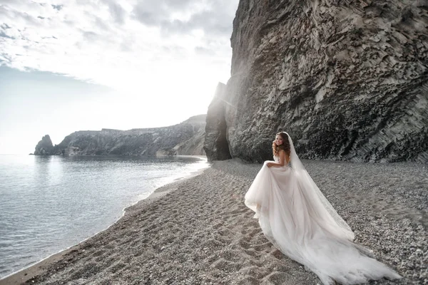 Noiva por mar. ondas e montanhas fundo. casamento em terra — Fotografia de Stock