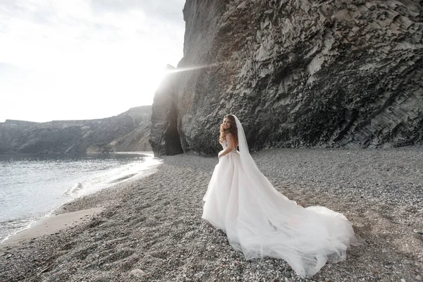 Noiva por mar. ondas e montanhas fundo. casamento em terra — Fotografia de Stock