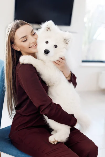 家で犬と笑顔の女性の肖像画 — ストック写真