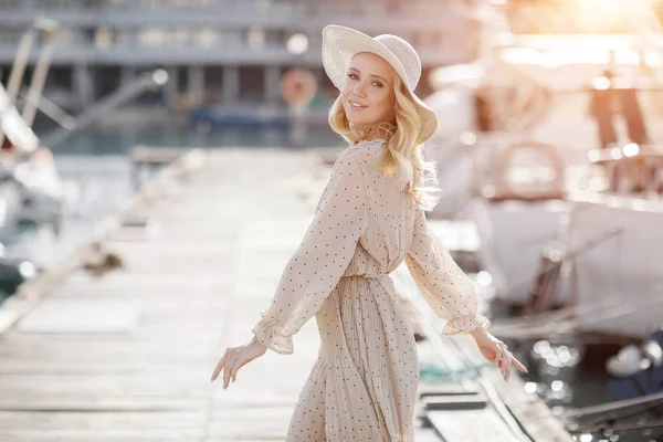 Portrait d'une jeune femme souriante en plein air dans une lumière douce — Photo