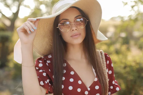 Leende kvinna porträtt utomhus med hatt och solglasögon — Stockfoto
