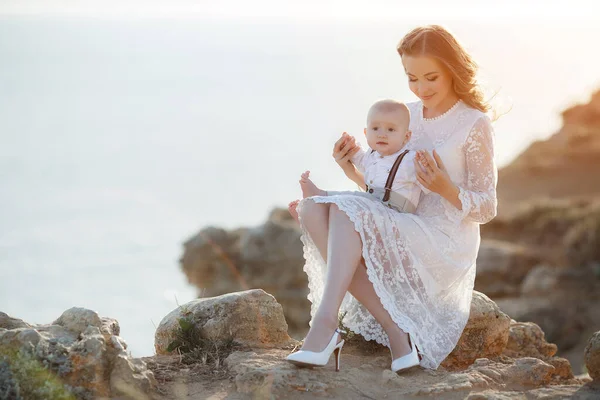 Hermosa mujer bonita con bebé niño al atardecer al aire libre. madre con hijo —  Fotos de Stock