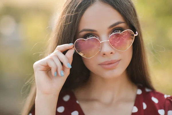 Közelkép fiatal nő portré napszemüveges szabadban — Stock Fotó