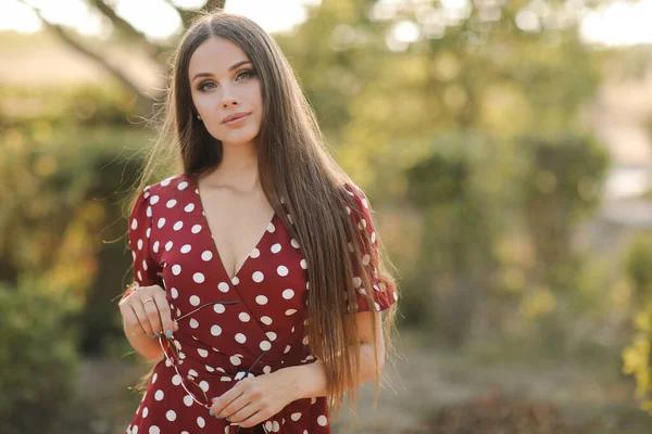 Young smiling woman portrait with sunglasses outdoor — Stock Photo, Image