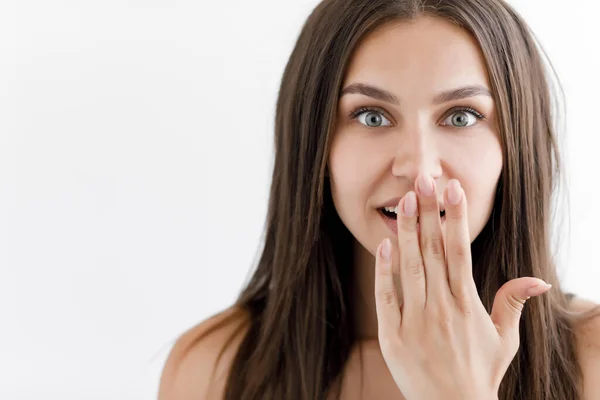 Retrato de mujer joven sorprendida, hermosa chica emocional —  Fotos de Stock