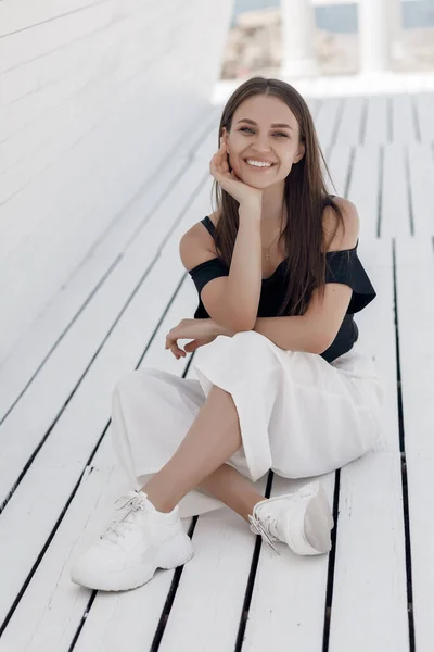 Ritratto di una giovane donna felice all'aperto — Foto Stock