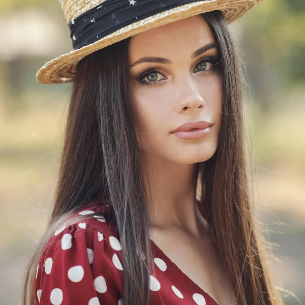 Porträtt av en ung modekvinna utomhus — Stockfoto
