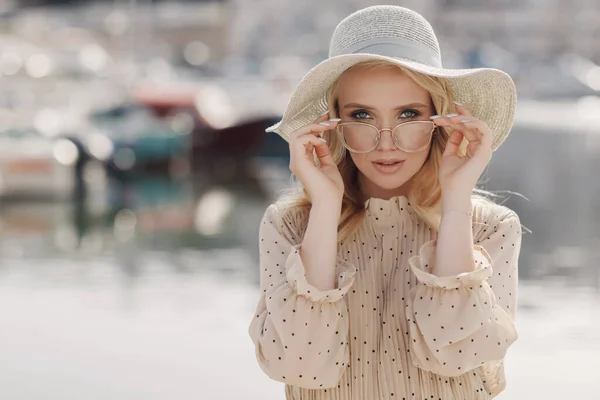 Ritratto di una giovane donna sorridente in cappello all'aperto — Foto Stock