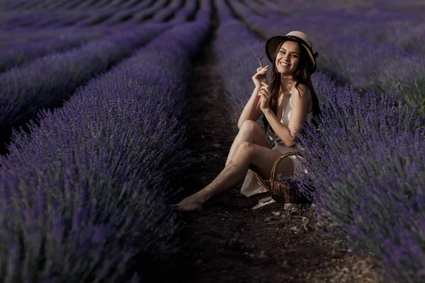 Jovem bela mulher sentada no campo de lavanda — Fotografia de Stock