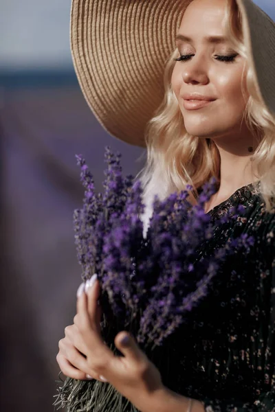 Retrato de uma jovem loira no campo de lavanda — Fotografia de Stock