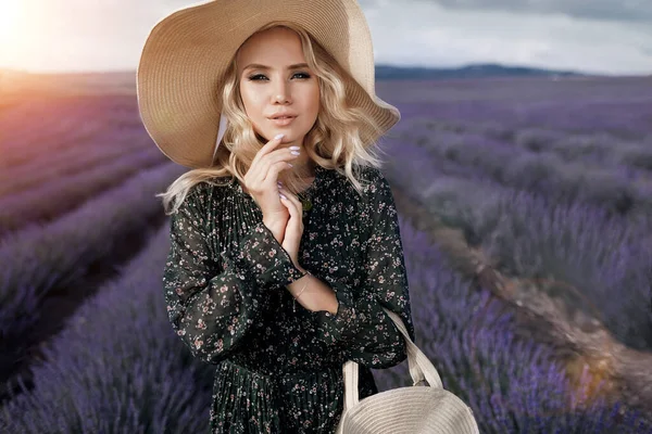 Närbild porträtt av en ung blond kvinna i lavendelfält — Stockfoto