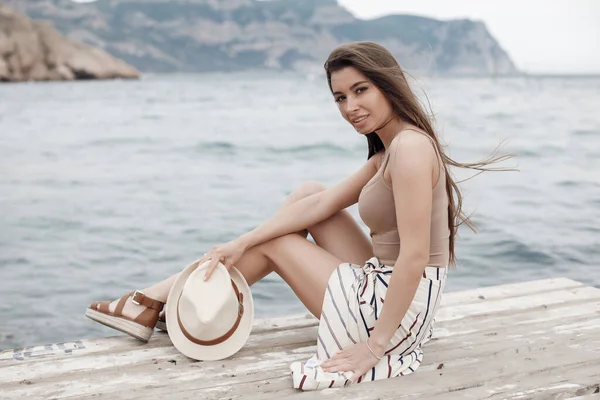 Portrait of a young smiling happy woman near the sea — Stock Photo, Image