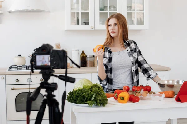 Equipo profesional grabación video blog, Mujer haciendo cocina en línea —  Fotos de Stock