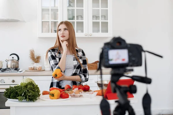 Attrezzatura professionale registrazione video blog, Donna che cucina online — Foto Stock