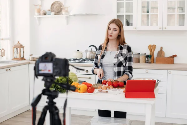 Equipo profesional grabación video blog, Mujer haciendo cocina en línea —  Fotos de Stock