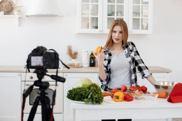 Профессиональное оборудование записи видео блог, женщина делает онлайн приготовления пищи — стоковое фото