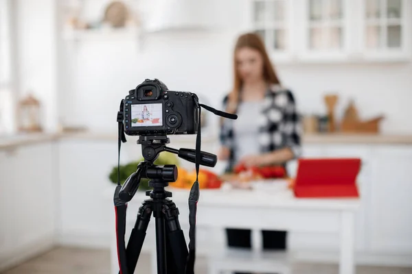 Equipamento profissional de gravação de vídeo blog, Mulher fazendo cozinha online — Fotografia de Stock