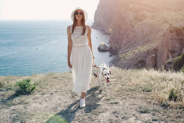 Femme marchant avec un chien dalmatien — Photo